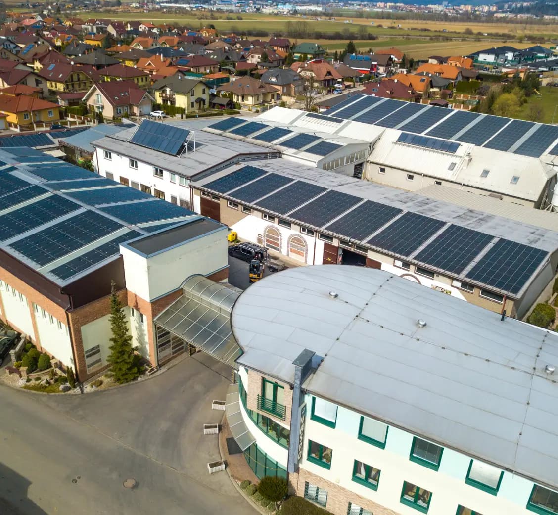 Ökologisches Unternehmen Vaspo mit Solarpaneelen auf dem Dach zur Reduzierung des ökologischen Fußabdrucks